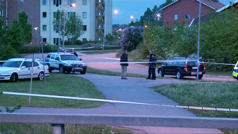 UKJENT GJERNINGSMANN; Politiet hadde i formiddag ingen formening om hvorfor den 26 �r gamle kvinnen ble utsatt for ekstrem vold midt i dette boligfeltet i Link�ping. Det er satt i gang en massiv drapsetterforskning. Foto: BJ�RN LOCKSTR�M