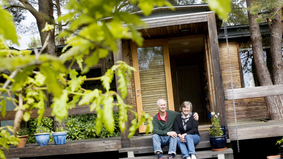 Ofte bes�k: Erik og Jorunn Johnsen f�r ofte bes�k p� hytta. B�de av familie og venner, men ogs� av arkitektstudenter som �nsker � studere kunstverket de bor i.
&mdash; En gang kom det en gruppe japanere gjennom skogen her. Alle hadde lakksko, forteller de.