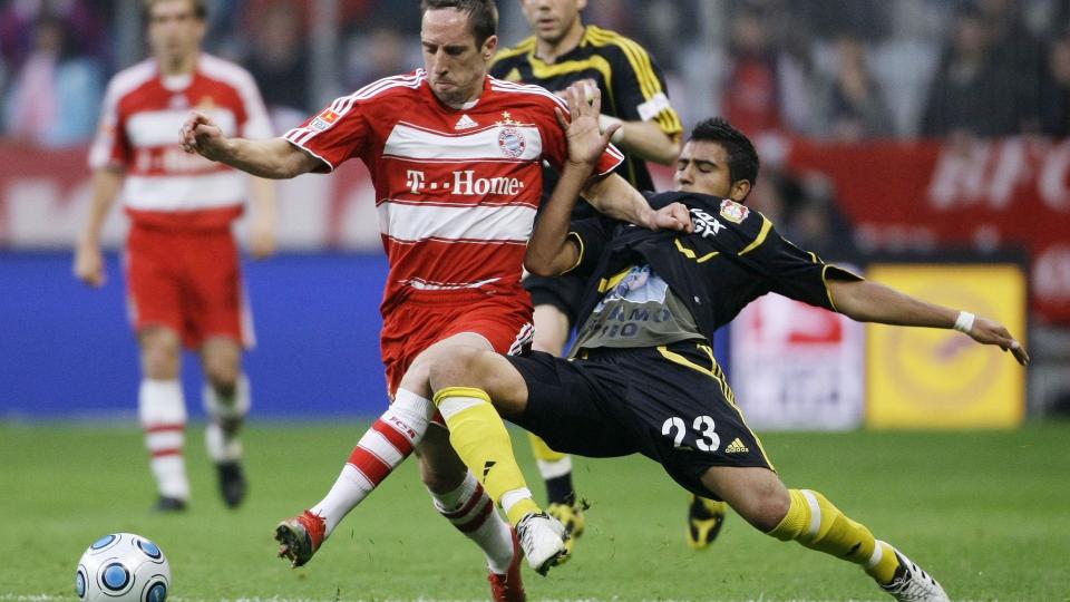 ETTERRAKTET: Bayern M�nchens Franck Ribery (t.v.) kan fort bli en av hovedpersonene i �rets �Silly Season�. Overgangsspekulasjonene er i full gang, og i dag hevdes det at Chelsea er i samtaler om franskmannens l�nnskrav. Foto: Alexandra Beier, Reuters/Scanpix