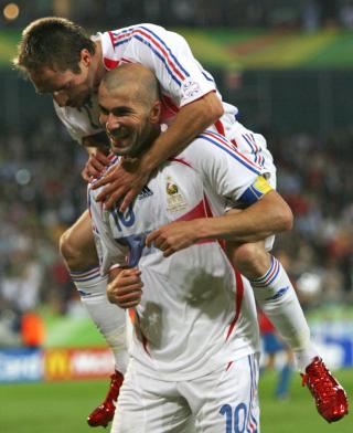 ANBEFALER KOMPISEN: Zinedine Zidane og Franck Ribery har v�rt gode kompiser siden VM i 2006. Zidane anbefaler gamleklubben Real � satse p� Ribery framfor Cristiano Ronaldo. Foto: Michael Dalder, Reuters/Scanpix