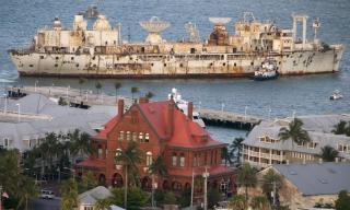 SISTE REISE: Skipet ble tauet ut og forbi Key West tirsdag. Foto: REUTERS/Andy Newman/Florida Keys News Bureau/Scanpix