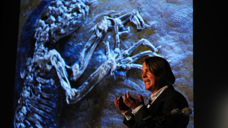 VERDEN RUNDT: Virveldyrpaleontolog J�rn H. Hurum ved Geologisk museum ved Universitetet i Oslo har reist verden rundt med fossilet Ida de siste dagene. Her fra American Museum of Natural History i New York 19. mai. Foto: SCANPIX/AFP/Stan Honda