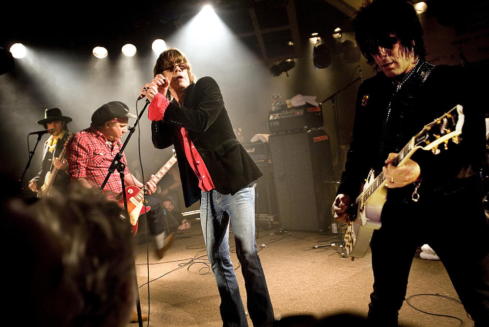 ROCKHISTORIE: Punk- og glamrockbandet New York Dolls satte sitt preg p� musikkhistorien tidlig p� 70-tallet. N� kommer David Johansen og Co. til Oslo. Her et bilde fra en konsert i Austin, Texas i mars i �r. Foto: Anders Gr�nneberg.