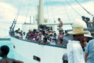 1968: Her fraktes sivilbefolkningen bort fra Diego Garcia i b�ten med det norskklingende navnet MV Nordv�r. B�ten ble bygget utenfor Hamburg for et lite rederi i Bod�, og gikk i trafikk langs norskekysten i ti �r f�r den ble solgt til de britiske myndighetene p� �yene i Det indiske hav.