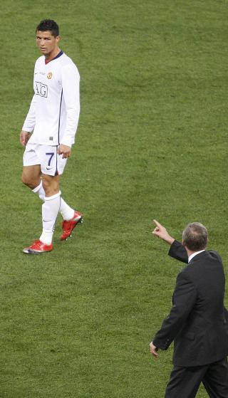 TIDLIG PRESS: Ronaldo og United hadde ti gode minutter i finalen, de ti f�rste. Foto: REUTERS/Tony Gentile