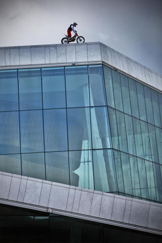 H�YT OPPE: Vakter stoppet til slutt franskmannen. 
Foto: Sebastian Marko / Global-Newsroom / SCANPIX