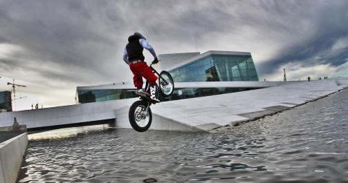 HALSBREKKENDE: Den franske, internasjonale trial-kj�reren Julien Dupont, bes�kte torsdag morgen Den Norske Operaen i Oslo. Den improviserte, uautoriserte kj�ringen ble stoppet av sikkerhetsvaktene etter kort tid.
Foto: Sebastian Marko / Global-Newsroom / SCANPIX