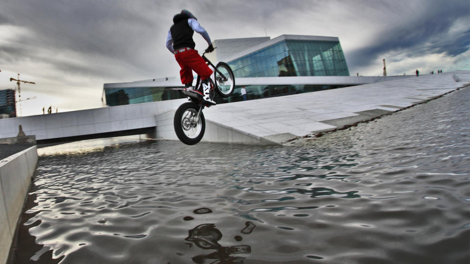 ULOVLIG; Den franske, internasjonale trial-kj�reren Julien Dupont, bes�kte torsdag morgen Den Norske Operaen i Oslo. Den improviserte, uautoriserte kj�ringen ble stoppet av sikkerhetsvaktene etter kort tid. Foto: Sebastian Marko / Global-Newsroom / SCANPIX
