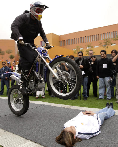 RISIKOFYLT: Her hopper Julien Dupont over en person under 7th Extreme Adventure Hidalgo Giro 2008 i Mexico City. Foto: REUTERS/Daniel Aguilar/Scanpix