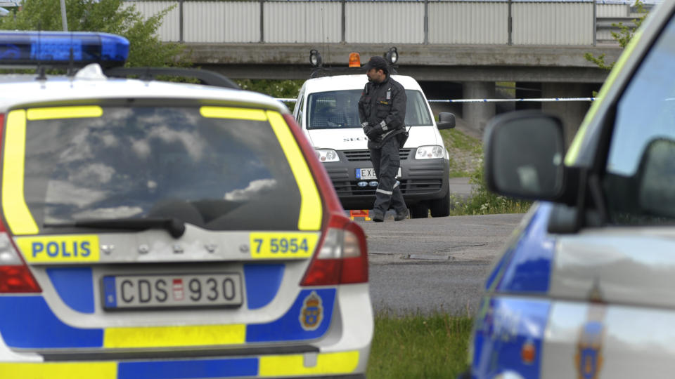 DRAPSETTERFORSKNING: Like etter midnatt, natt til torsdag, ble en ung kvinne funnet drept under en gang- og sykkeltunnel i Link�bing. Politiet har sperret av et stort omr�de og s�ker med hundepatruljer. Foto: G�ran Billeson/SCANPIX