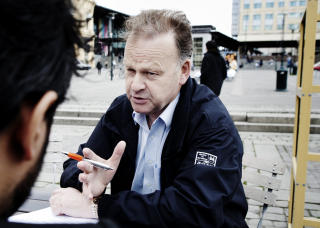 INDRE JUSTIS: Finn Abrahamsen frykter signaleffekten n�r politiet ikke tar saken mer alvorlig. - Jeg er redd for at det vil utvikle seg en indre justis i flere av minoritetsmilj�ene, hvis politiet ikke signaliserer at de tar dette p� alvor, sier Abrahamsen. Foto: SVEINUNG YSTAD.