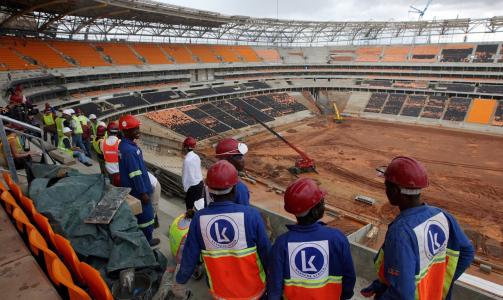 BYGGEPLASS: Det gjenst�r enn� litt f�r Soccer City, som skal huse 95 000 tilskuere kan ta imot publikum. Foto: SCANPIX/EPA/JON HRUSA