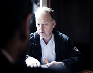 KRITISERER POLITIET: - Politiet har utvist d�rlig skj�nn n�r de henlegger saken s� fort. De tar ikke p� alvor det som dette ekteparet blir utsatt for, sier Abrahamsen. Her sammen med mannen som har blir trakassert. Foto: SVEINUNG YSTAD