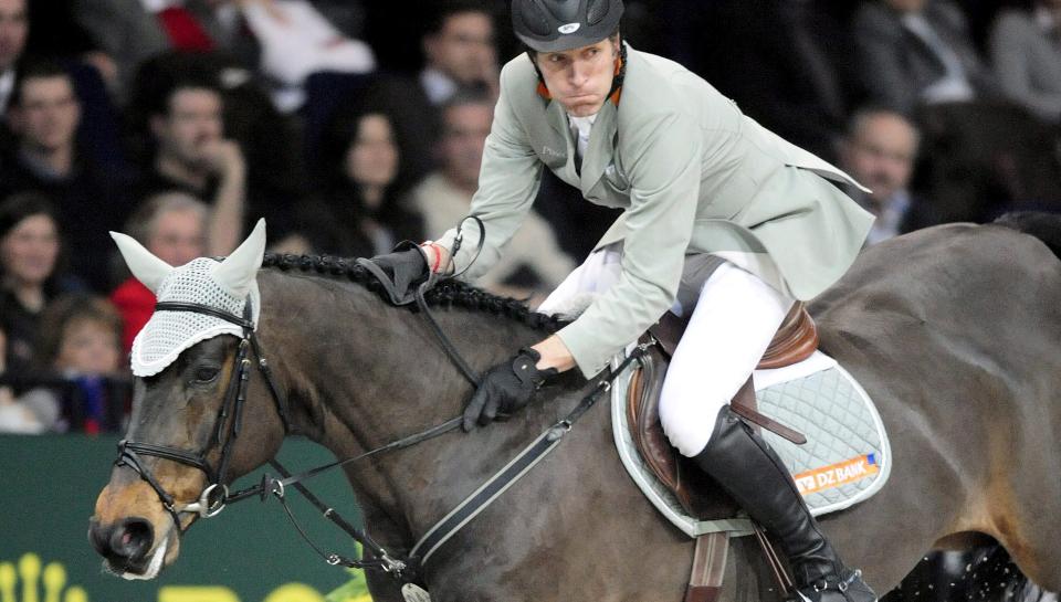 SKAPT STORM: Tyske Ludger Beerbaum er den mest suksessrike sprangrytteren de siste 20 �rene. Uttalelsene hans om et meget liberalt syn p� bruk av dopingmidler, har skapt stort oppstyr.Foto: SCANPIX/EPA/WALTER BIERI