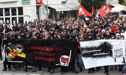 DEMO: Horder av demonstranter fra venstresiden trakk p� gata i Tyskland i 2007, for � protestere mot �Thor Steinar�-butikkene.
Foto: SCANPIX/AFP PHOTO DDP/SEBASTIAN WILLNOW