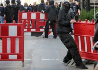 RASENDE: Venstreaktivister blokkerer gata i Leipzig under sin demonstrasjon mot klesmerket i 2007. Foto:
AFP PHOTO DDP/SEBASTIAN WILLNOW/SCANPIX