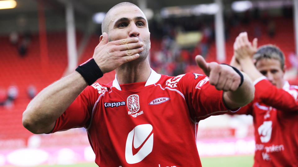 R�STERK: Azar Karadas var god i rollen som enslig spiss i en nykomponert 4-5-1 formasjon for Brann, og fikk til slutt bel�nning i form av scoring.Foto:  Marit Hommedal  / SCANPIX