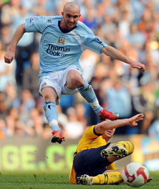 SATSER VIDERE I CITY: Stephen Ireland har v�rt en av sesongens utropstegn i Premier League. N� har midtbanemotoren skrevet under ny kontrakt med Manchester City.Foto: SCANPIX/ AFP PHOTO/PAUL ELLIS