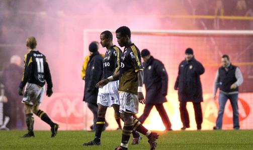 FORS�KTE � STORME BANEN: Det ble dramatikk under mandagens fotballkamp mellom Hammarby og AIK p� R�sunda, da AIK-supportere fors�kte � storme banen etter at Hammarby tok ledelsen 1-0. B�de dommer og spillere forlot banen.
Foto: Claudio Bresciani / SCANPIX