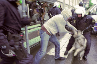 BR�KMAKERE: Politiet m�tte i aksjon da rivaliserende tilhengergrupper lagde br�k i forbindelse med byderbyet mellom AIK og Hammarby i svensk fotball. Foto: Fredrik Persson, SCANPIX