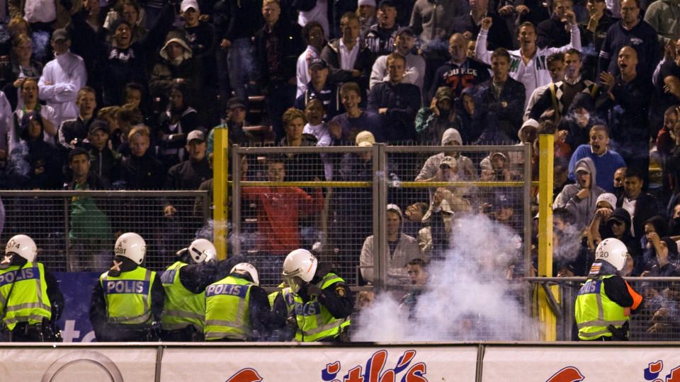M�TTE AVBRYTES: Fotballkampen p� R�sunda stadion mellom AIK og Hammarby i den svenske toppserien m�tte mandag kveld avbrytes i det 82. minutt, etter at Hammarbyfansen kastet fyrverkeri inn p� banen. Etter rundt 20 minutter kom spillerne p� banen igjen for � sluttf�re matchen.
Foto: Krister Larsson / SCANPIX