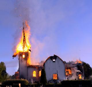STARTET P� UTSIDEN: Brannen i V�ler kirke i Hedmark startet p� utsiden av bygget.
Foto Sverre Viggen / �stlendingen / SCANPIX