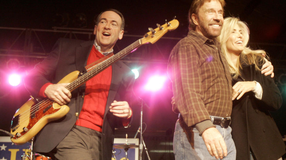 P� SCENEN MED CHUCK NORRIS: Actionhelten st�ttet Huckabee under presidentvalgkampen. Her er de to p� scenen sammen under et valgkamparrangement i Des Moines i Iowa. Foto: AP Photo/Jeff Chiu/Scanpix