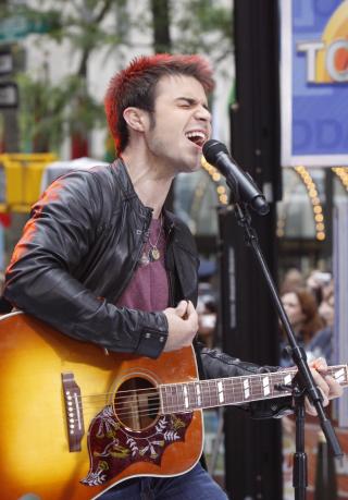 ST�TTER HUCKABEE: Kris Allen markerer sitt st�sted politisk. Foto: REUTERS/Brendan McDermid/Scanpix