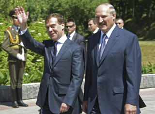 OMSTRIDT: Aleksandr Lukasjenko (t.h.) blir kalt Europas siste diktator. Her er Lukasjenko avbildet sammen med Russlands president Dmitrij Medvedev.
Arkivfoto: REUTERS/RIA Novosti/SCANPIX OMSTRIDT: Aleksandr Lukasjenko (t.h.) blir kalt Europas siste diktator. Her er Lukasjenko avbildet sammen med Russlands president Dmitrij Medvedev.
Arkivfoto: REUTERS/RIA Novosti/SCANPIX