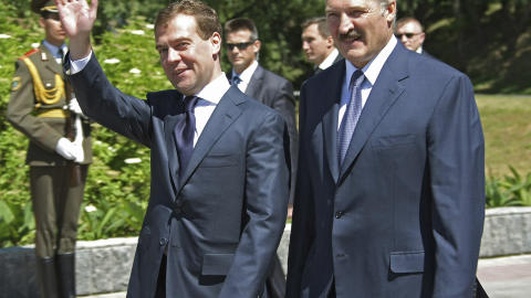 HVITERUSSLANDS PRESIDENT: Aleksandr Lukasjenko, her sammen med Russlands president Dmitrij Medvedev (t.v.). Foto: REUTERS/RIA Novosti/SCANPIX