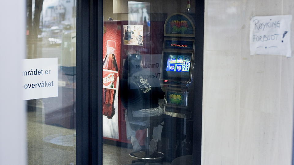 SKAL BORT: Hver femte innringer hos Hjelpelinjen har bingoautomater som problem, viser nye tall. Her spiller er en bingoautomat i bruk p� Carl Berners plass i Oslo. Foto: Bj�rn Langsem/Dagbladet