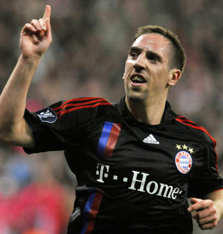HET POTET: Bayern M�nchens franskmann Franck Ribery er blant Europas mest ettertraktede fotballspillere denne sommeren. Real er i �yelikket regnet som favoritten til � kapre midtbanespilleren. Foto: John MacDougall, AFP/Scanpix