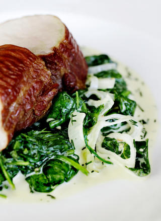 SPINATSALAT MED SVINEFILET