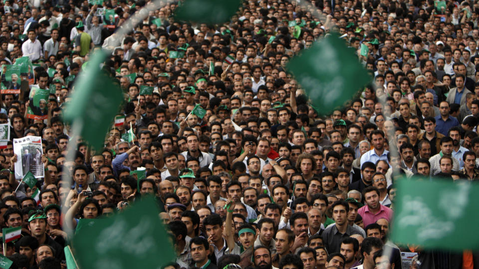 VALG I SOMMER: 12. juni g�r iranerne til presidentvalg. Her er st�ttespillerne til utfordrer Mir Hossein Mousavi samlet for � h�re ham tale i Tabriz. Bildet ble tatt p� mandag denne uka. Foto: AP/Hasan Sarbakhshian