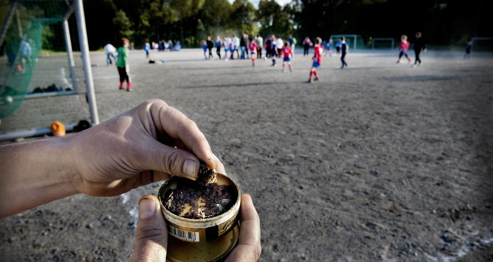SNUSFRITT: Lederen i Norsk Forening for allmennmedisin, Gisle Roksund vil ta et tak for � skape et milj� hvor det er helt r�yk- og snusfritt p� idrettsarenaene. Foto: John Terje Pedersen