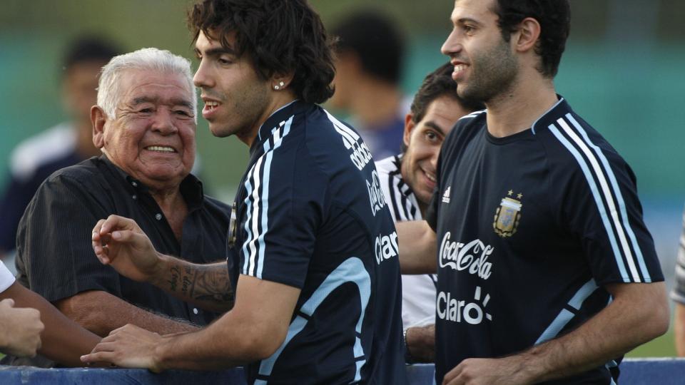 GJENFORENES I LIVERPOOL? Carlos Tevez og Javier Mascherano sammen p� Argentina-trening i mars. Den blide herren til venstre er for�vrig Diego Maradona senior, faren til landslagstrener Diego Armando Maradona. Foto: Enrique Marcarian, Reuters/Scanpix