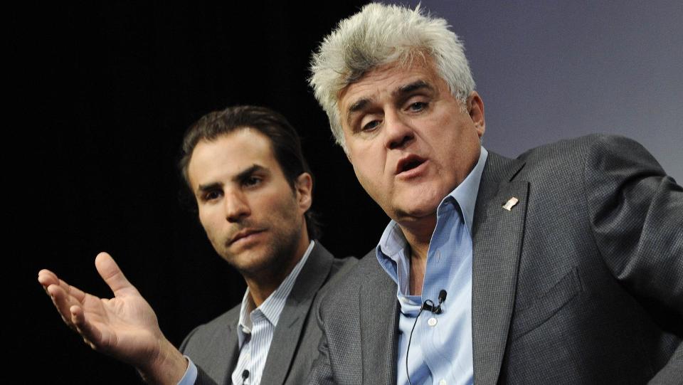 EN STOR MANN: Legendariske Jay Leno er ferdig i The Tonight Show. Her gir han et intervju, mens NBC Entertainment-sjef Ben Silverman lytter. Foto: REUTERS/Gus Ruelas/Scanpix