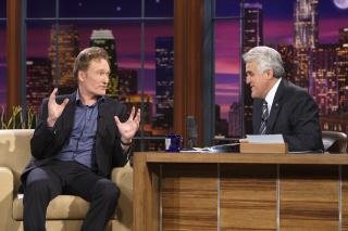 DEN RIKTIGE CONAN: Det er Conan O'Brien (v), som her gjestet Leno i mars, som tar over etter den legendariske programlederen. Foto: REUTERS/Margaret Norton/NBC Universal/Handout/Scanpix