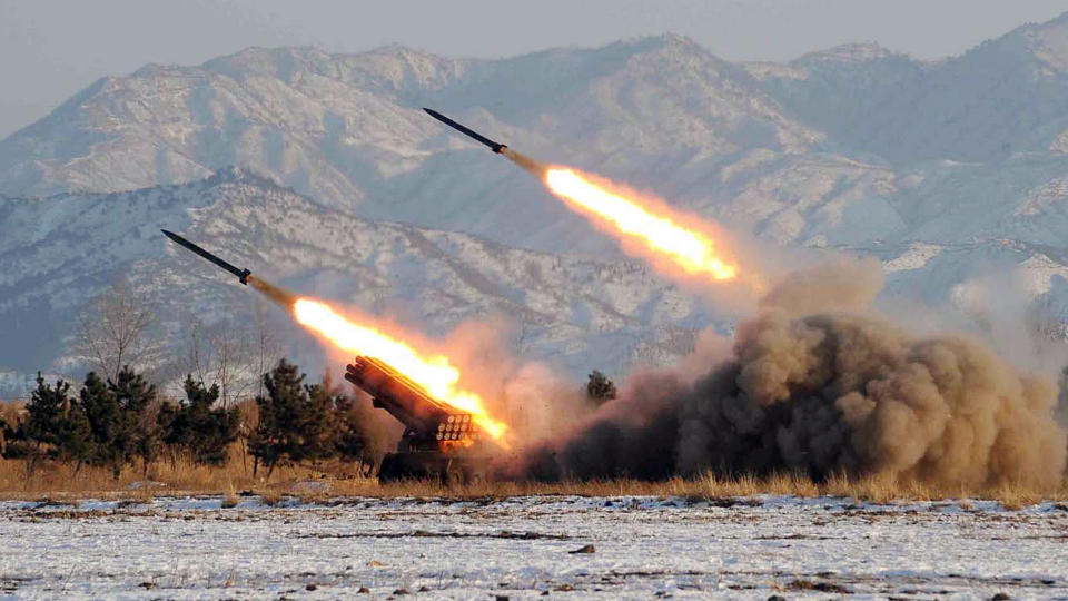 OFFENSIV: Dette udaterte bildet er fra en tidligere pr�vskyting av raketter utf�rt i Nord-Korea. Foto: Scanpix