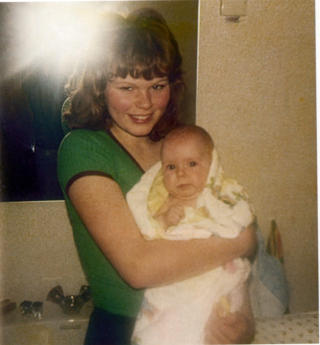 UNG MOR: Inger Ellen fikk sin f�rste datter, Linda, som 15-�ring.
