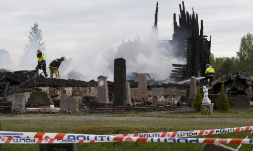 TRIST SYN:  Bare ruinene er igjen etter kirkebrannen i natt. 
Foto: Bj�rn Sigurds�n / SCANPIX