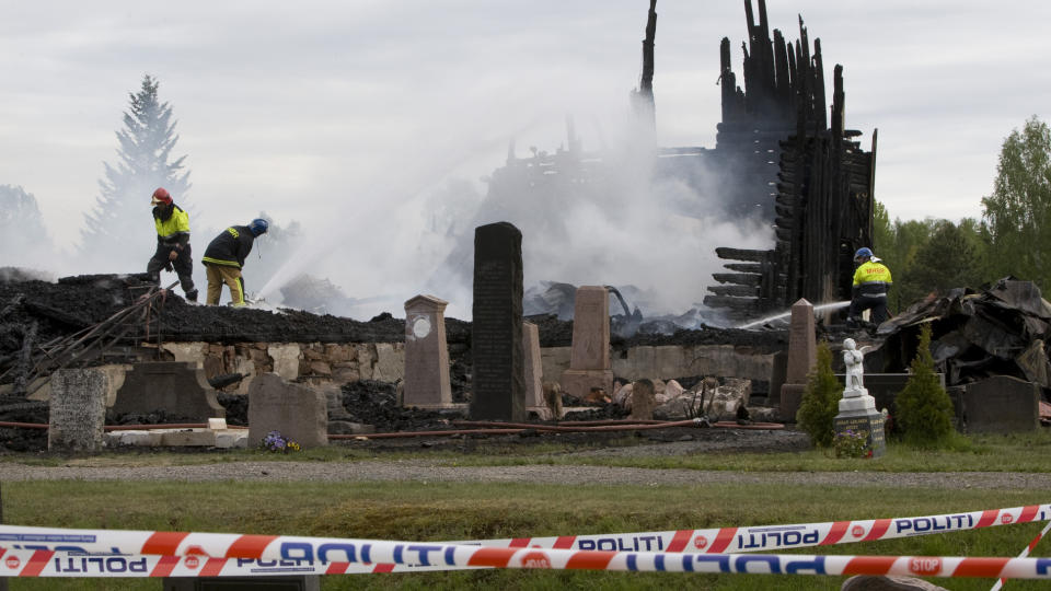 BRANT HELT NED: V�ler kirke i Hedmark brant ned natt til fredag. Kirken var overtent da brannvesenet ankom.
Foto Bj�rn Sigurds�n / SCANPIX