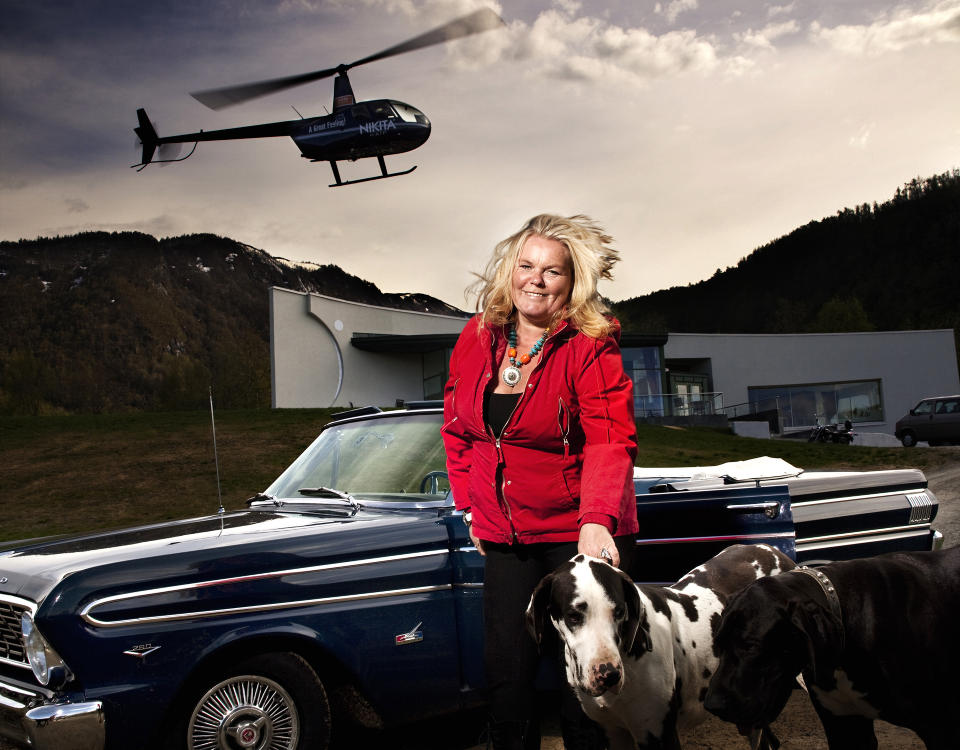 HAR ANSATT FLERE ENN HUN HAR SPARKET: Ikke alle rammes like hardt av finanskrisa. Vi ble hentet med helikopter av Inger Ellen Nicolaisen.