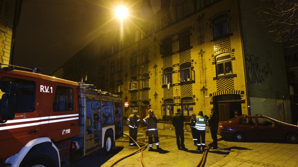 SEKS D�DE: Fire menn og to kvinner omkom i brann i Urtegata 31 natt til 13. desember i fjor. Eks-samboeren til den siktede 46-�ringen tror ikke noe p� at han er skyldig.
Foto: Cornelius Poppe /SCANPIX