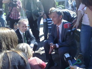 SJARMOFFENSIV: Stoltenberg og Solhjell kosepratet med barnehagebarna i Klossen barnehage i ettermiddag. MMS-foto: Ragnhild Avdem Fretland