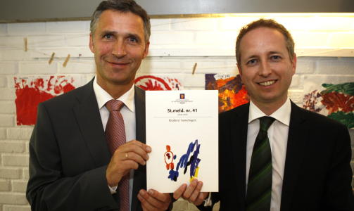 STILLER OPP: P� pressekonferansen fikk statsministeren sp�rsm�l om hvorfor han alltid er med statsr�d Solhjell n�r nyheter om barnehage skal presenteres. - Som statsminister vil jeg vise at barnehage er viktig for denne regjeringen, svarte Stoltenberg. Foto: Knut Falch / SCANPIX