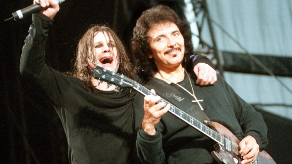 DENGANG DA: Ozzy Osbourne og Tony Iommi under en Black Sabbath-konsert i Praha i 1998. N� har Osbourne saks�kt Iommi. Foto: TOMAS TUREK/SCANPIX