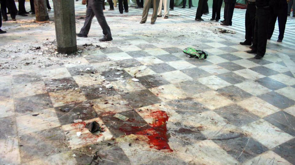 BLODIG: Gulvet i en mosk� i den iranske byen Zahedan viser tydelige spor etter terrorangrep. En iransk tjenestemann ga fredag USA skylden for angrepet dagen f�r mot moskeen i byen n�rmere 1.100 kilometer s�r�st for Irans hovedstad Teheran. Tallet p� d�de i aksjonen ble samme dag justert ned til 19, etter at det tidligere hadde v�rt sagt at minst 30 hadde mistet livet. Foto: REUTERS/SCANPIX