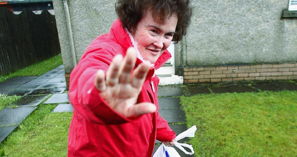 VURDERTE � TREKKE SEG: Susan Boyle har, ikke overraskende, begynte � f�le presset. N� har hun flyttet hjemmefra til en venn i p�vente av l�rdagens finale i Britain's Got Talent. P� dette bildet fra 8. mai, vinker til Boyle til den oppm�tte pressen utenfor huset sitt. Foto: REUTERS/David Moir/SCANPIX