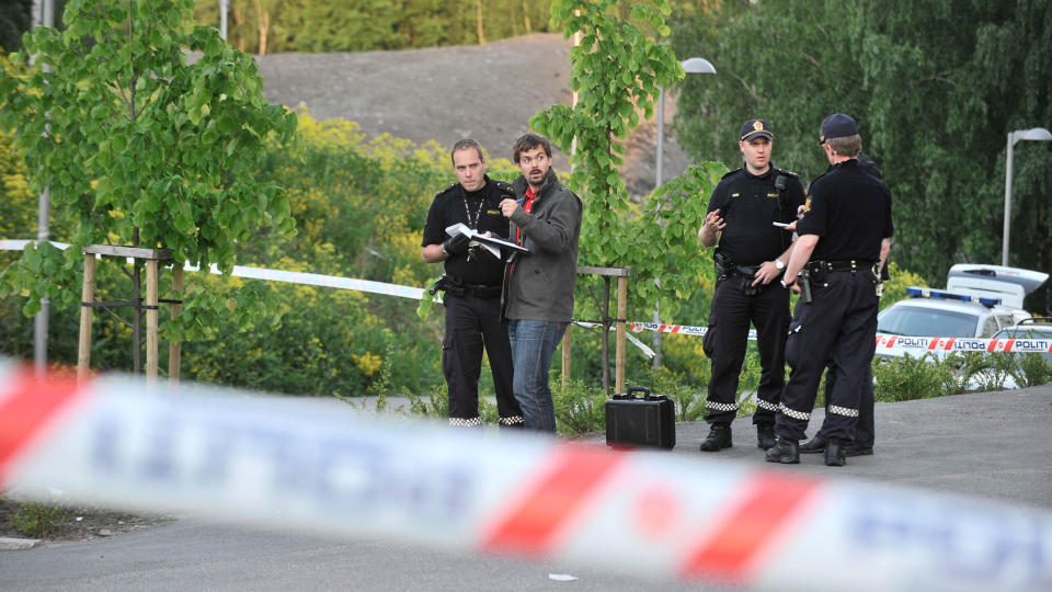 SPERRET AV:  En mann i midten av 30-�ra ble skutt p� �pen ved Hasle t-banestasjon i Oslo. Tre personer flyktet fra stedet i en hvit Honda. Mannen er ikke livstruende skadd, ingen er p�grepet. Foto: H�kon Eikesdal